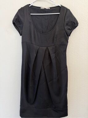 Black Short Sleeve Pleated Shift Dress